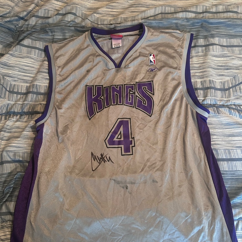 ‘94 ROTY and HOF Chris Webber Signed Kings Jersey